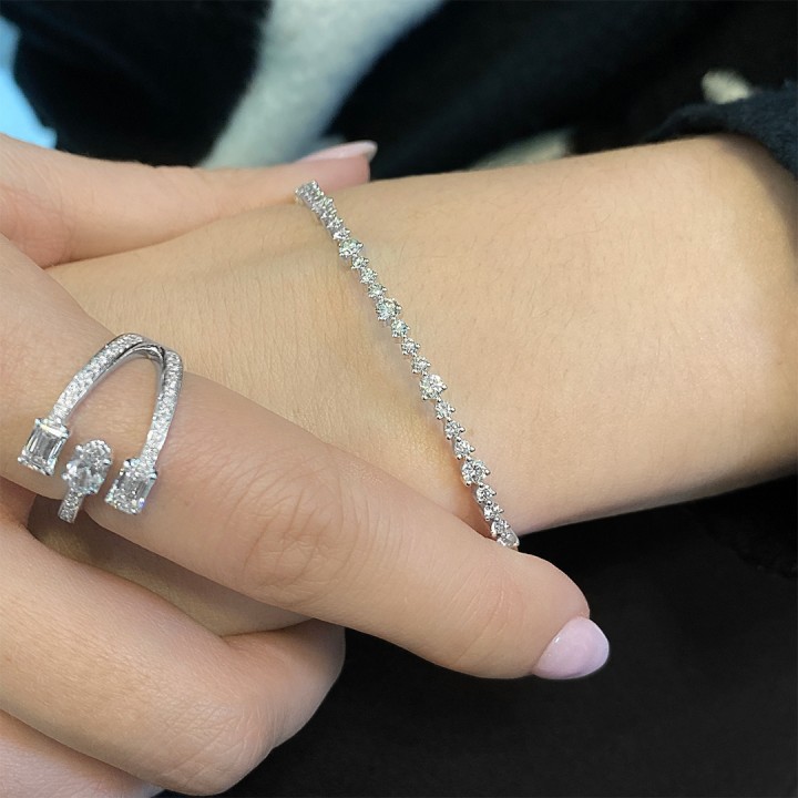 1.2 carat TW Alternating Size Diamond Bangle Bracelet flat