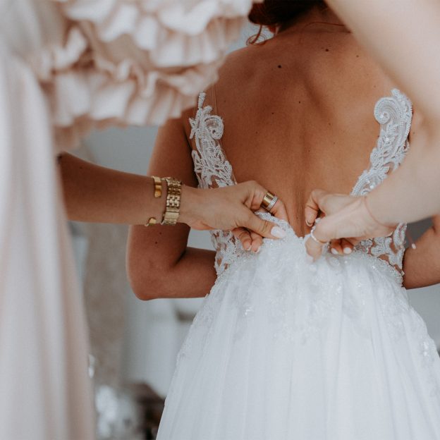 wedding dress closing clasp from behind